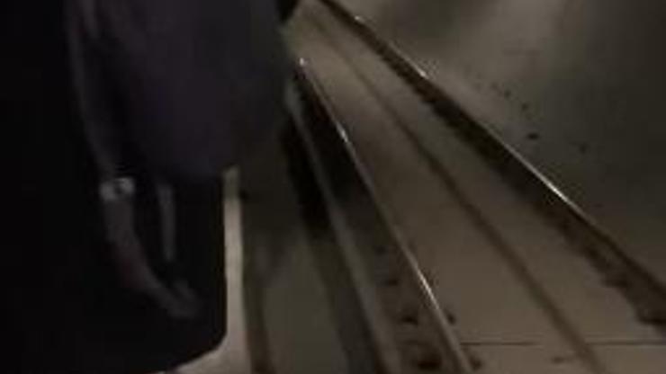 Bağcılarda metro bozuldu yolcular tünelde yürüdü