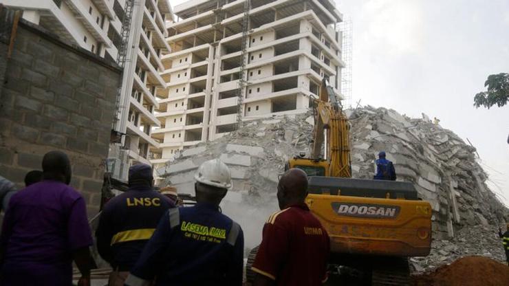 Nijeryada 21 katlı bina çöktü: Ölü ve yaralılar var