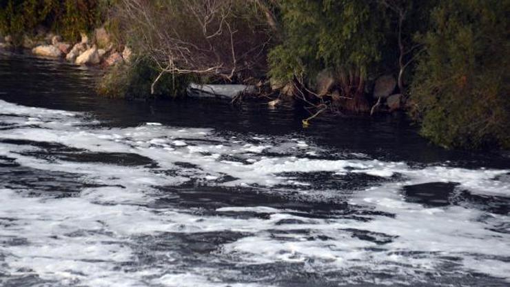 Ceyhan Nehri’nde köpük tedirginliği