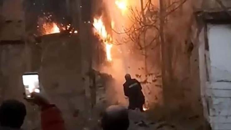 Ankarada 2 katlı ahşap ev yangında küle döndü