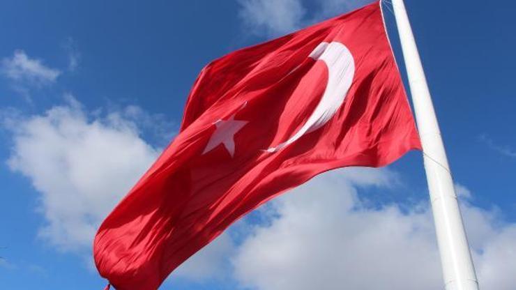 Ulusta da dev Türk bayrağı göndere çekildi