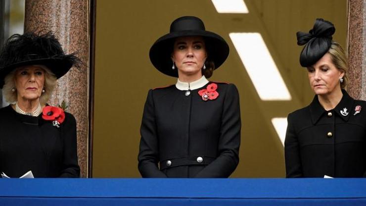 Taht sıralamasında değişiklik mi olacak Törende Kraliçe II. Elizabethin yerini Kate aldı