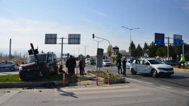 Gediz’de otomobil ile hafif ticari araç çarpıştı: 4 yaralı