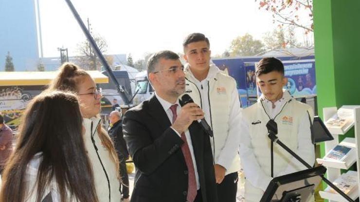 Festivalde canlı yayınla gençler fidan dikiyor Festivalde canlı yayınla gençler fidan dikiyor