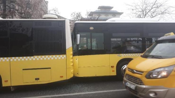 Üsküdar’da durağa yanaşan otobüse arkadan gelen otobüs çarptı