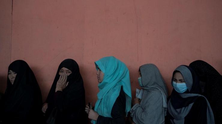 Talibandan yeni karar: Afganistanda kadınların oynadığı dizilerin televizyonlarda gösterilmesini yasaklandı