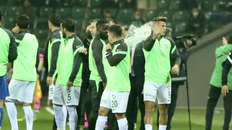 Bursasporda 3 futbolcuyla yollar ayrıldı
