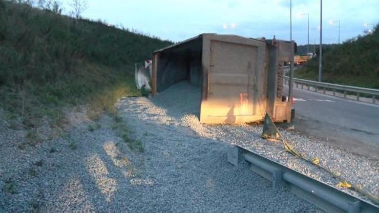 Kuzey Marmara Otoyolunda çakıl yüklü TIR devrildi