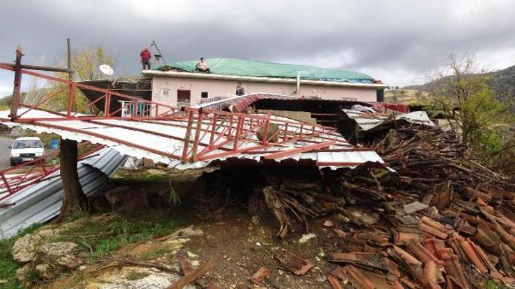 İncirliovada fırtına ve hortum: 15 ev zarar gördü, çok sayıda ağaç devrildi