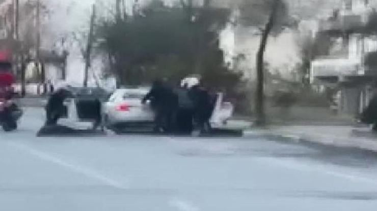 Ters yönden kaçan aracı, motosikletli polisler böyle kovaladı