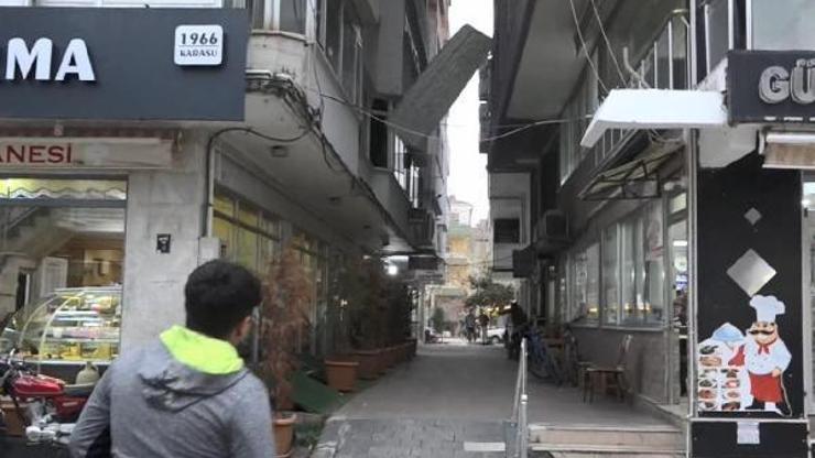 Sac kaplamanın düşme anı kameraya yansıdı Sac kaplamanın düşme anı kameraya yansıdı