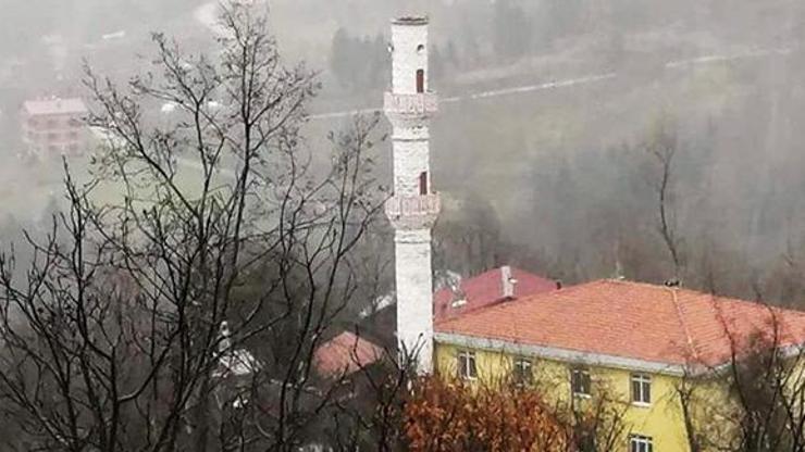 Cami minaresi fırtınaya dayanamadı