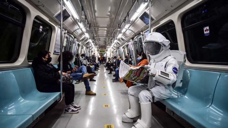 Metroda şaşırtan görüntü:  İstanbul turu yapan astronot