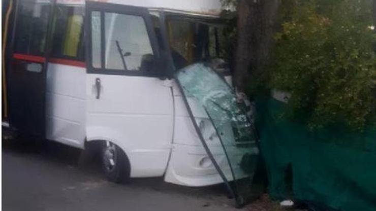 Antalyada okul servisi, ağaca çarptı: 7si öğrenci 8 yaralı