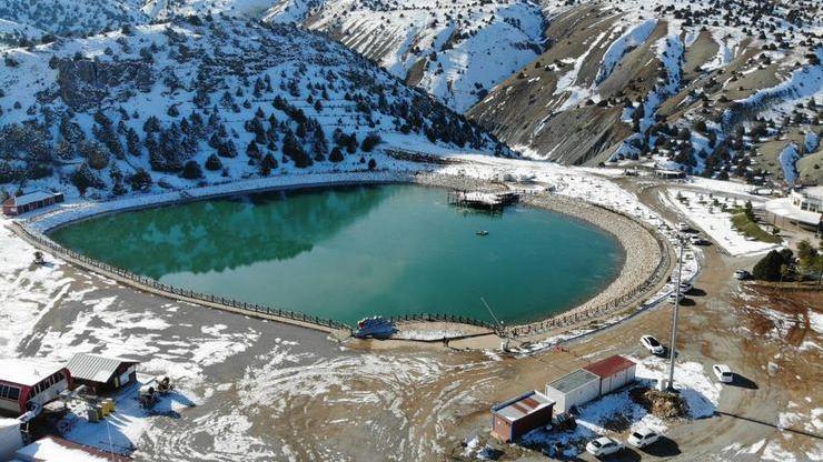 Ardıçlı Gölünde mest eden kış manzarası