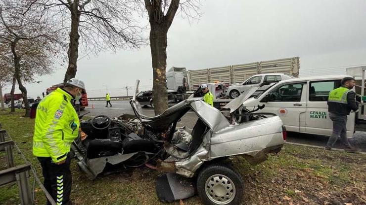 Otomobil, refüjdeki ağaca çarptı: 2 ölü