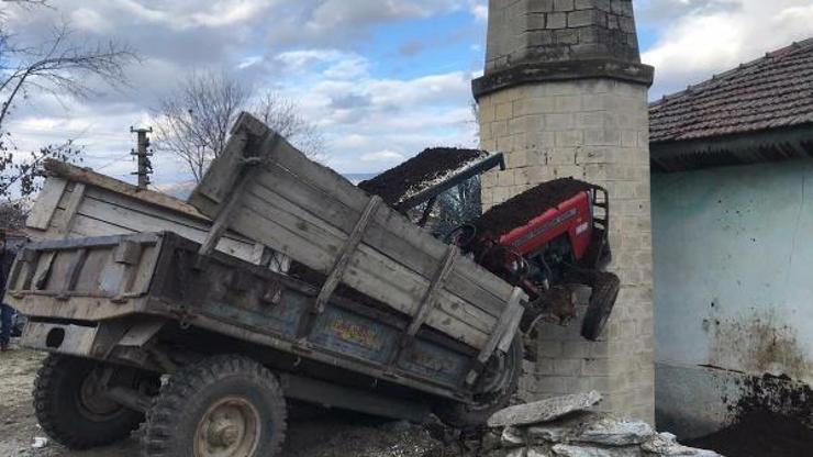 Cami minaresine çarpan traktörün sürücüsü yaralandı