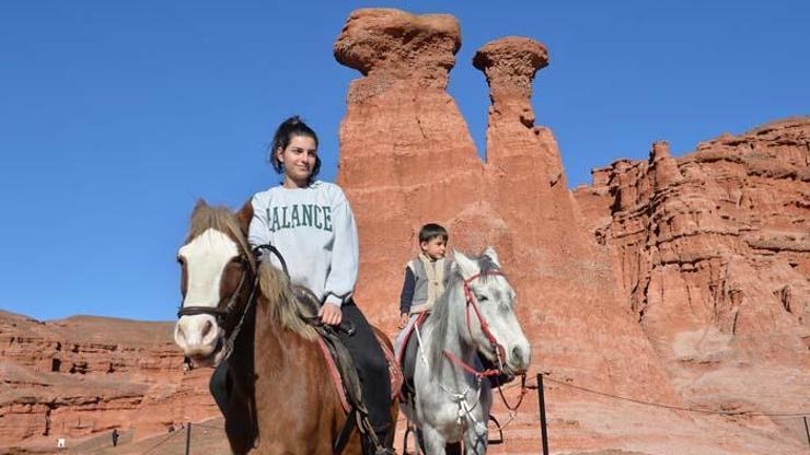 Kırmızı periler diyarında atlı safari