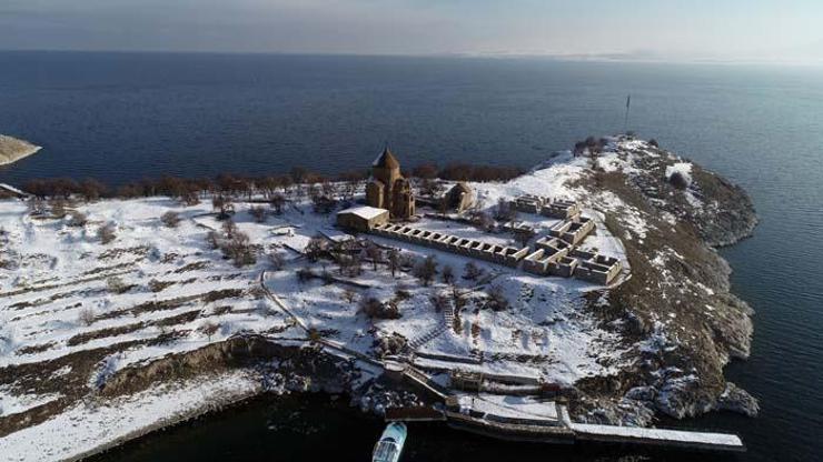 Akdamar Adasında seyrine doyumsuz kış manzarası