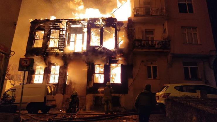 Son dakika haberi: Taksimde ahşap binada yangın çıktı Ekipler müdahale ediyor