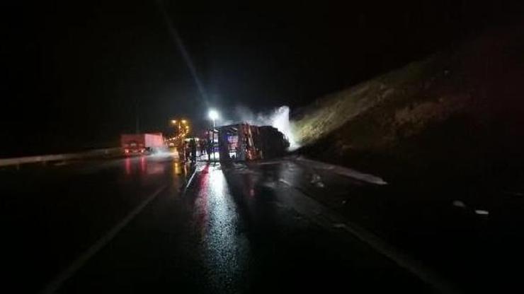 Kuzey Marmara Otoyolunda devrilen kamyonun sürücüsü yaşamını yitirdi