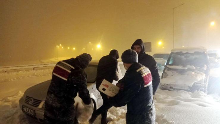 Gaziantepte kar yolları kapattı; mahsur kalan 2800 kişi kurtarıldı