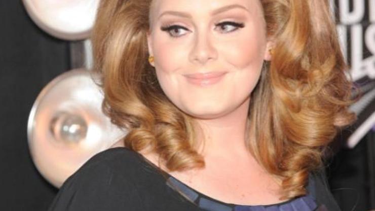 Adele, hayranlarından ağlayarak özür diledi