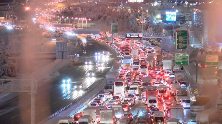 İstanbulda kar esareti: Özel araçların trafiğe çıkması yasak