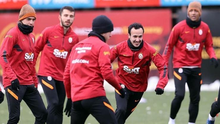 Galatasarayda iki ayrılık açıklandı
