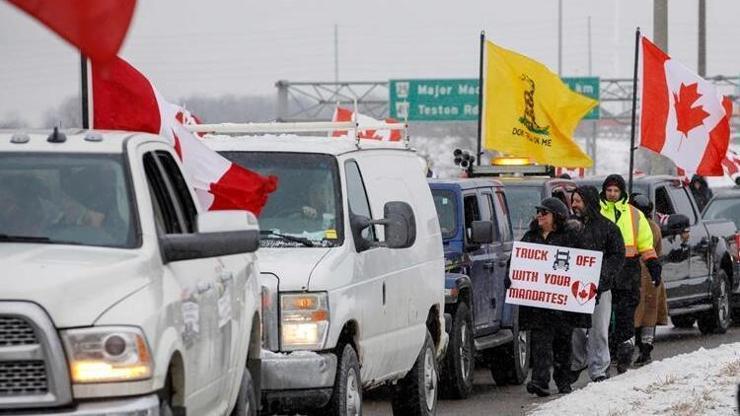 Kanada’da yüzlerce aşı karşıtı kamyon sürücüsü protesto için başkent yolunda