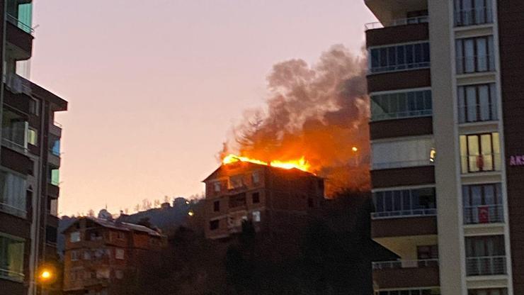 Trabzonda çatı katında korkutan yangın