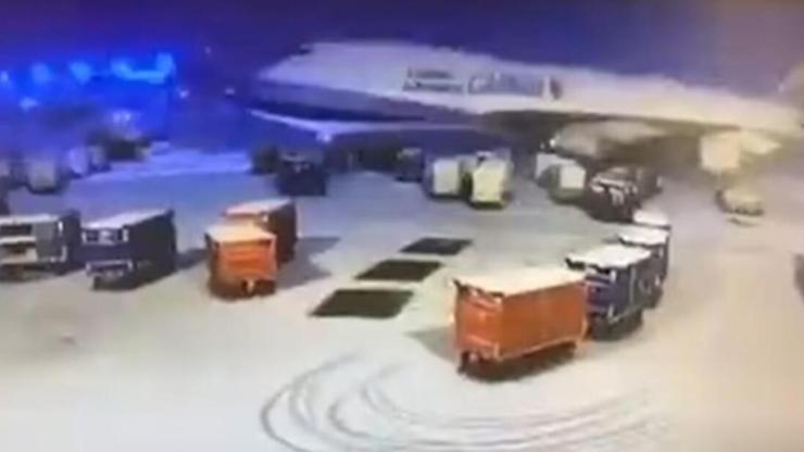 ABD’de kar fırtınası: Kargo uçağı kayarak bagaj arabalarına çarptı