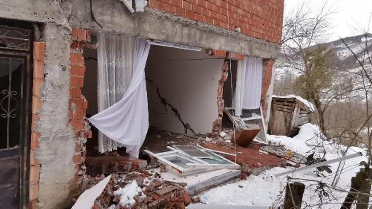 Mahallede heyelan: 2 ev boşaltıldı, 10 ev tehlike altında