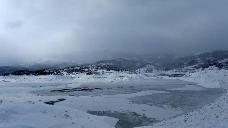 Çayboğazı Barajı buz tuttu