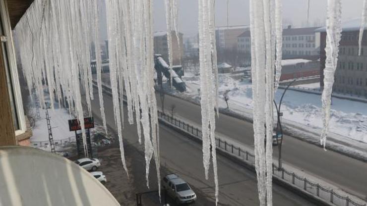 Yüksekovada, çatılarda 5 metrelik buz sarkıtları