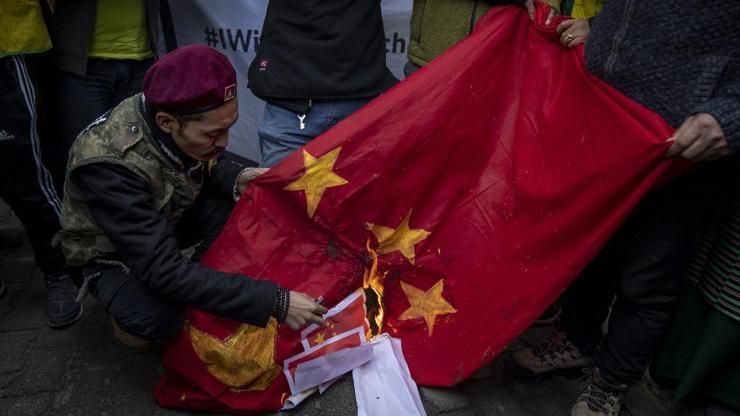 Yeni Delhide yüzlerce Tibetli, Çin Büyükelçiliğine yürüdü