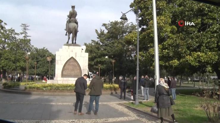 Atatürk Anıtına saldırı siyasetin de gündeminde