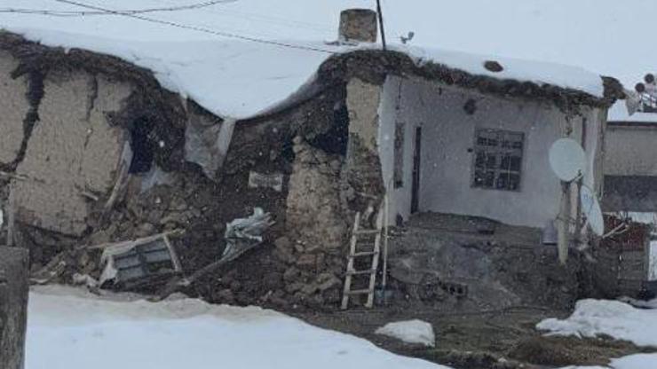 Evin tavanı üzerinde biriken kar nedeniyle çöktü