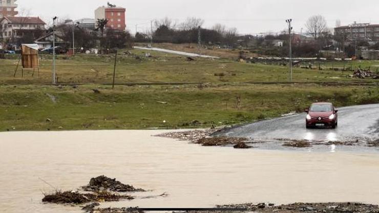 Arnavutköyde dere taştı, araç muayene istasyonu yolu kapandı