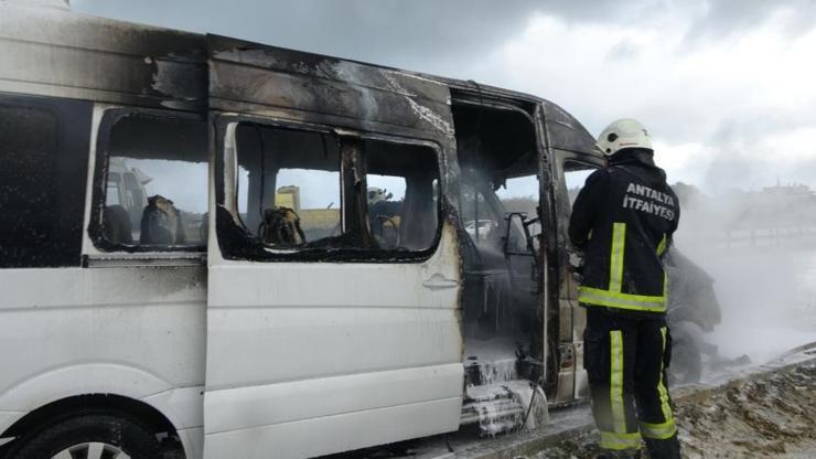 Tur minibüsü yandı: Turistler canlarını zor kurtardı