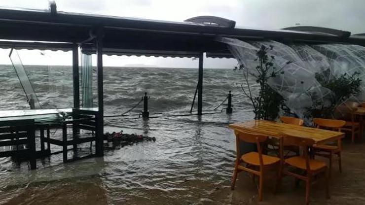 Köyceğiz Gölü taştı, kordon su altında kaldı