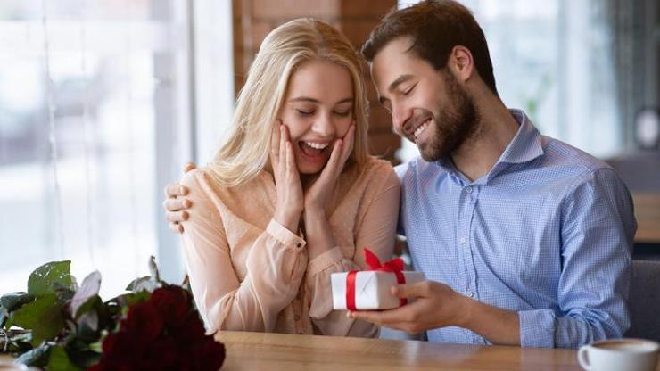 14 Şubat Sevgililer Günü hediye önerileri 2022: Kadın sevgiliye, erkek  sevgiliye ne alınır? - Gazete Haberleri