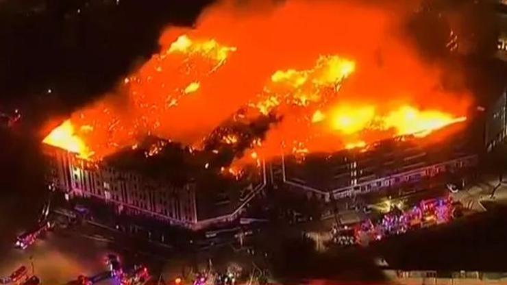 ABDdeki dev kompleks böyle yandı Alevler geceyi aydınlattı