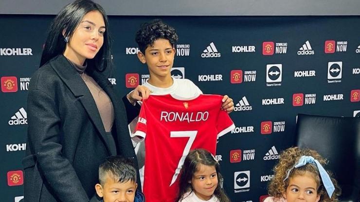 Cristiano Ronaldonun oğlu Manchester Uniteda imza attı