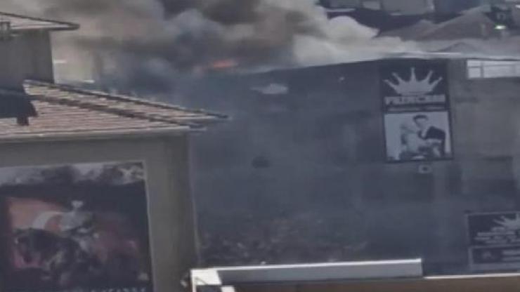 Esenyurt’ta 4 katlı iş merkezinin çatısında yangın