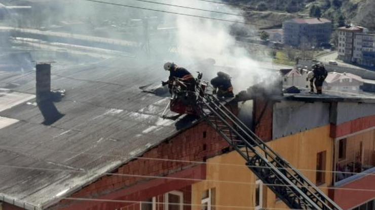 Trabzonda 6 katlı apartmanın çatısında yangın