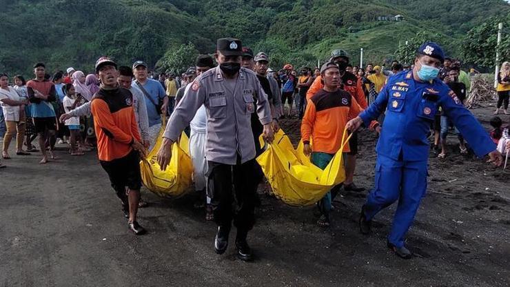 Endonezya’da gelgit faciası: 11 ölü