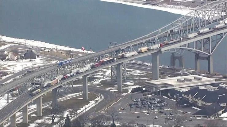 Kanada polisinden köprüye müdahale