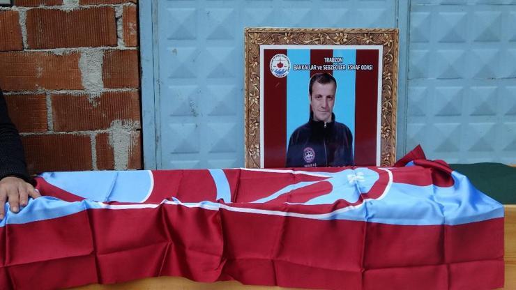 Vefat eden Trabzonspor taraftarı Eyüp Yusuf toprağa verildi Vefat eden Trabzonspor taraftarı Eyüp Yusuf toprağa verildi