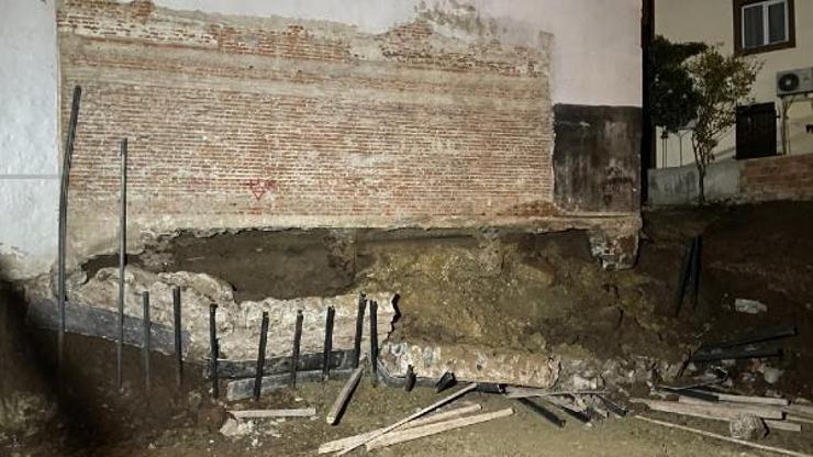 İzmirde iki katlı binanın temeli çöktü